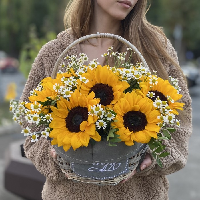 9 подсолнухов с ромашками в корзине