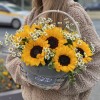 9 подсолнухов с ромашками в корзине