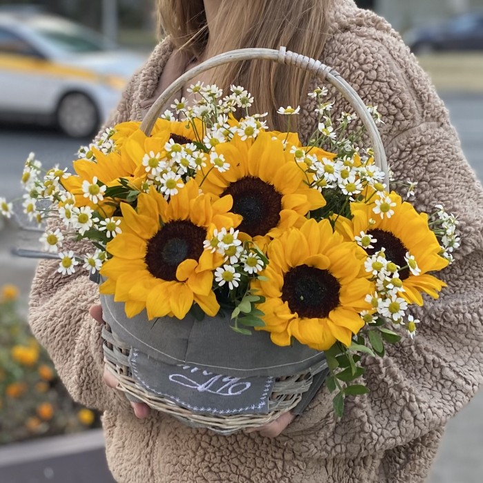9 подсолнухов с ромашками в корзине