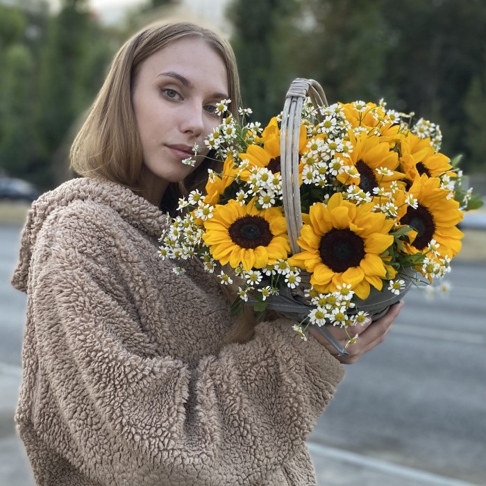 9 подсолнухов с ромашками в корзине