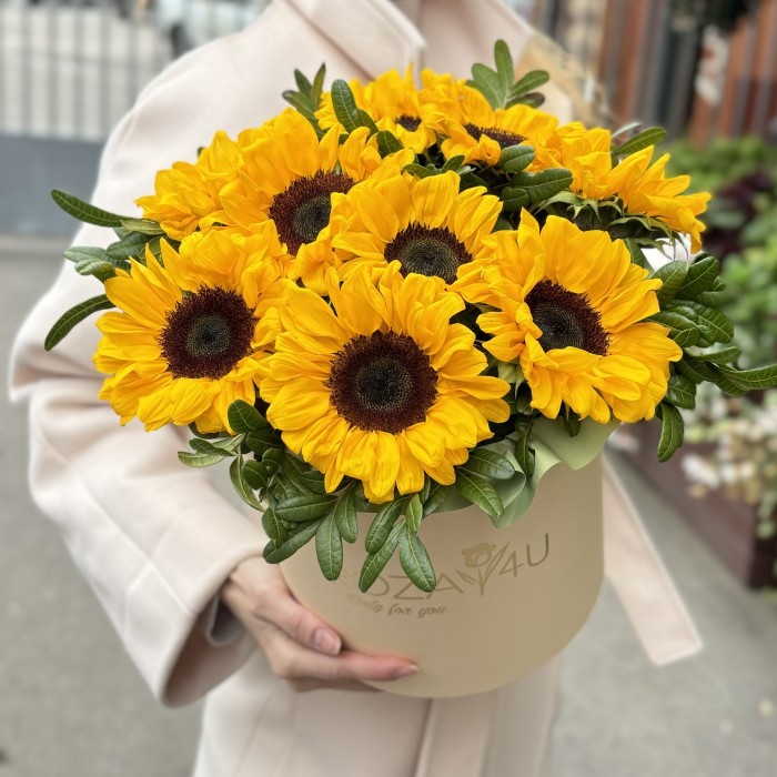 9 подсолнухов в коробке
