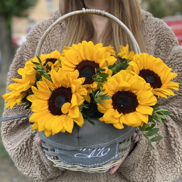 9 подсолнухов в корзине