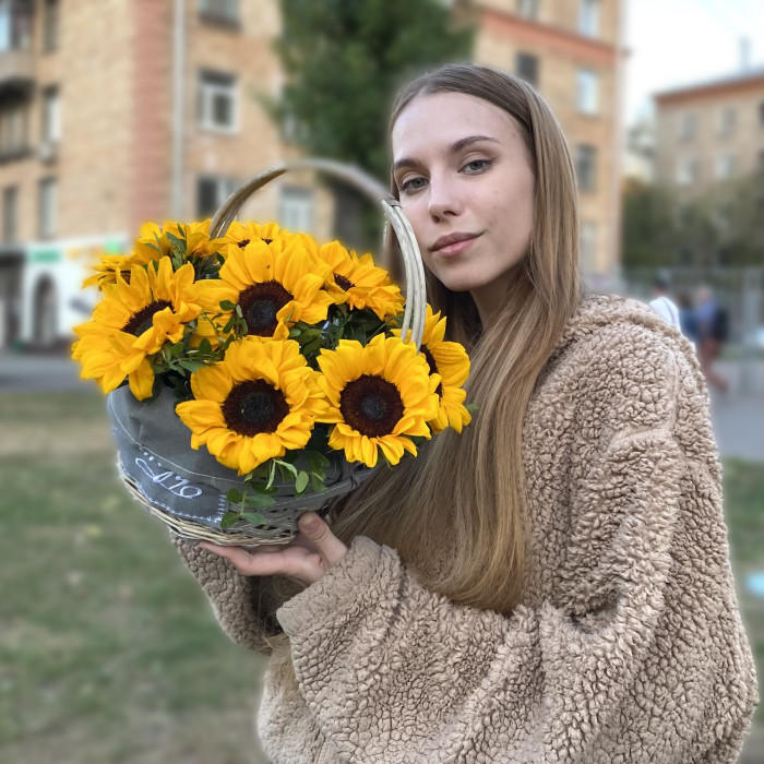 9 подсолнухов в корзине