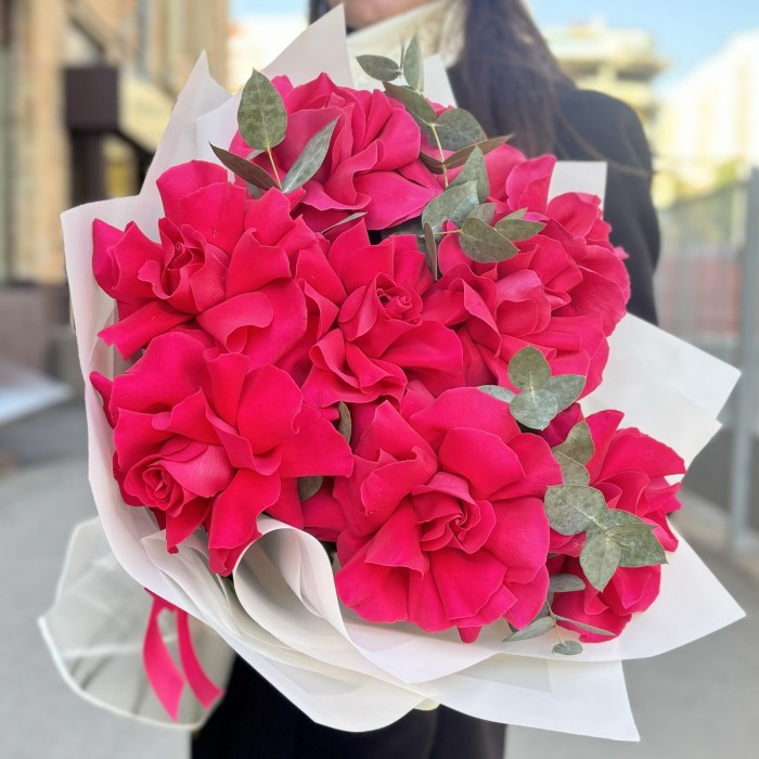 9 пышных малиновых роз с эвкалиптом в упаковке
