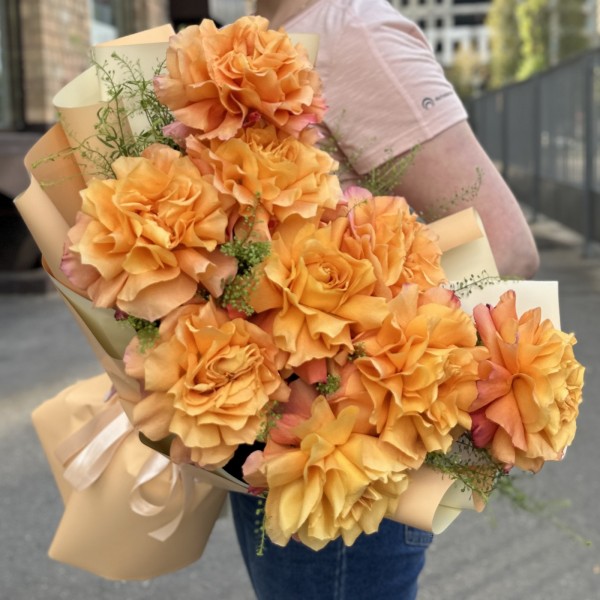 9 пышных роз Фри Спирит с гринбеллом