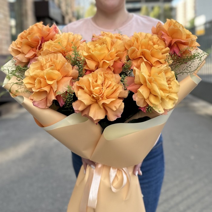 9 пышных роз Фри Спирит с гринбеллом