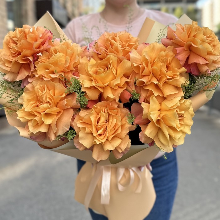 9 пышных роз Фри Спирит с гринбеллом