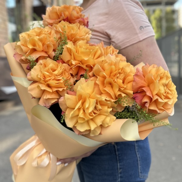 9 пышных роз Фри Спирит с гринбеллом 50 см