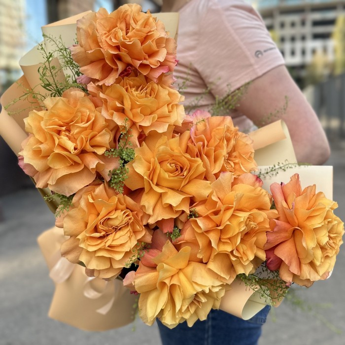 9 пышных роз Фри Спирит с гринбеллом