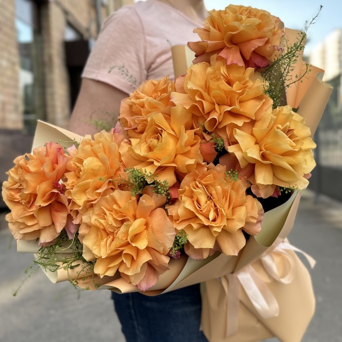 9 пышных роз Фри Спирит с гринбеллом