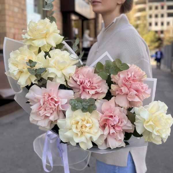 9 пышных розовых и белых роз Мондиаль