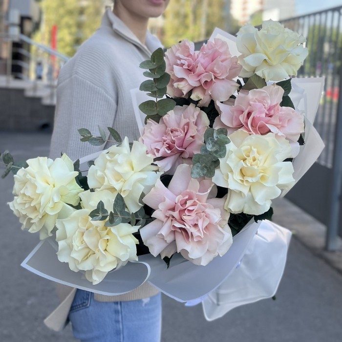 9 пышных розовых и белых роз Мондиаль