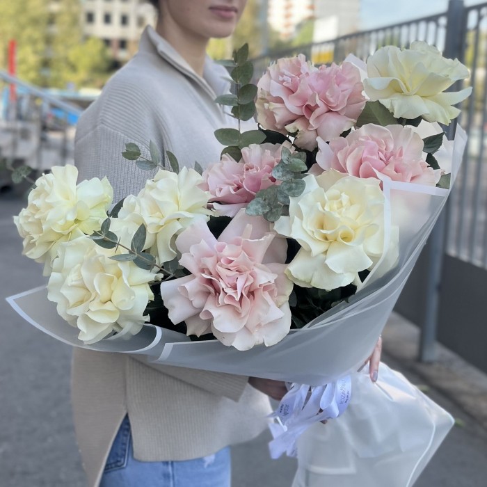 9 пышных розовых и белых роз Мондиаль