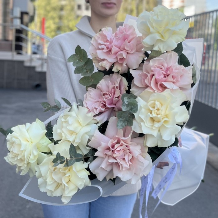 9 пышных розовых и белых роз Мондиаль