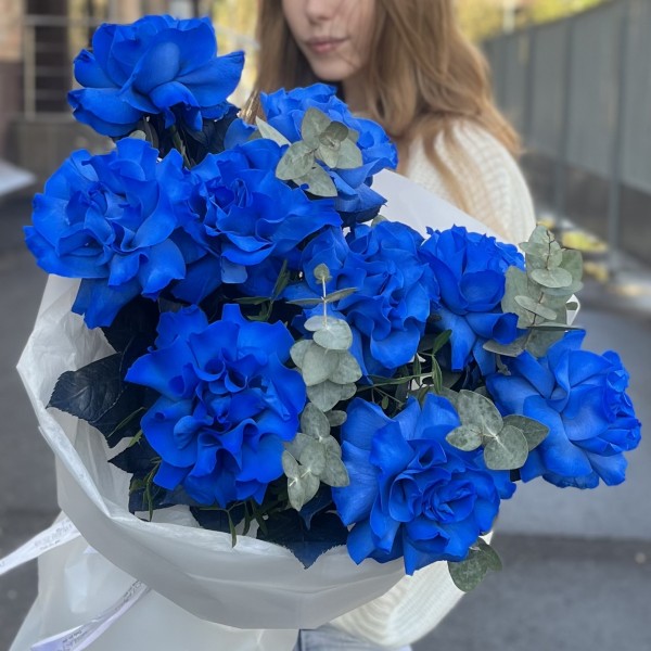 9 пышных синих роз с эвкалиптом