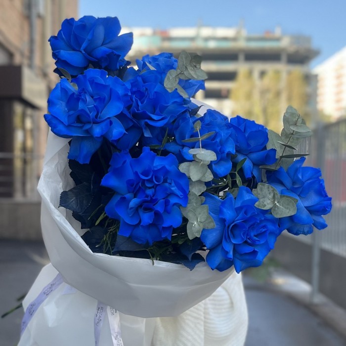 9 пышных синих роз с эвкалиптом