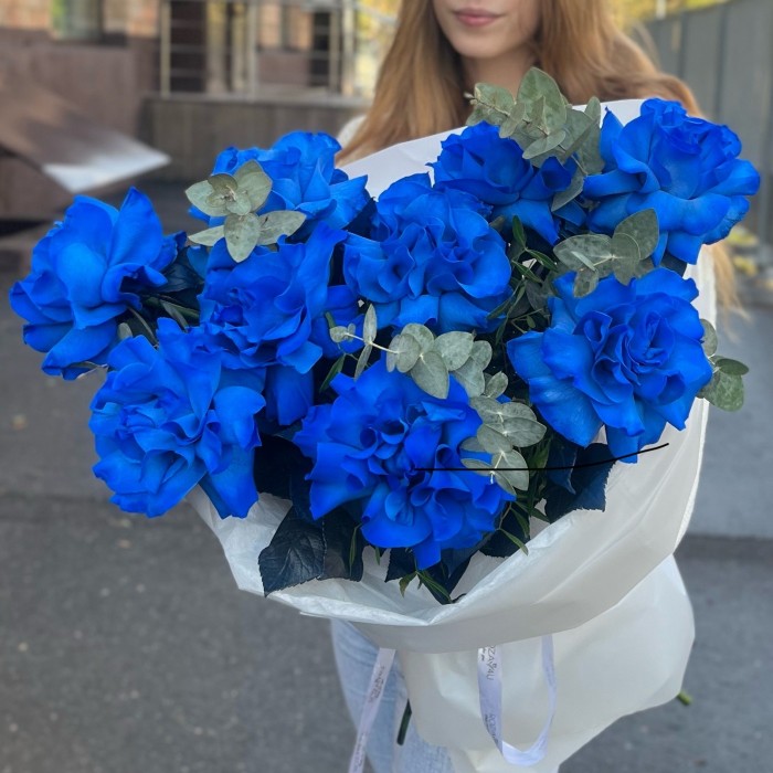 9 пышных синих роз с эвкалиптом