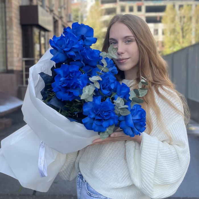 9 пышных синих роз с эвкалиптом