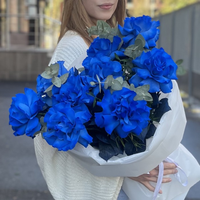 9 пышных синих роз с эвкалиптом