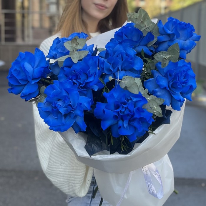 9 пышных синих роз с эвкалиптом