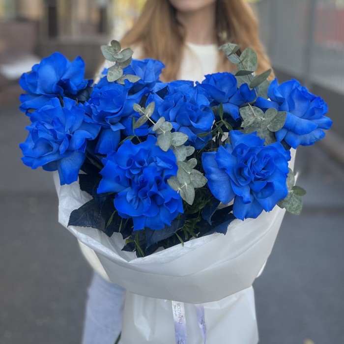 9 пышных синих роз с эвкалиптом