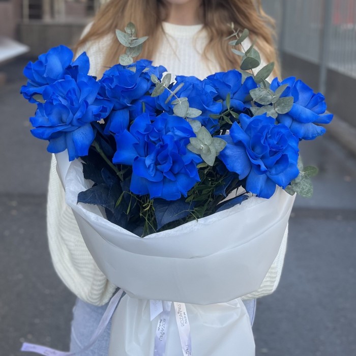 9 пышных синих роз с эвкалиптом