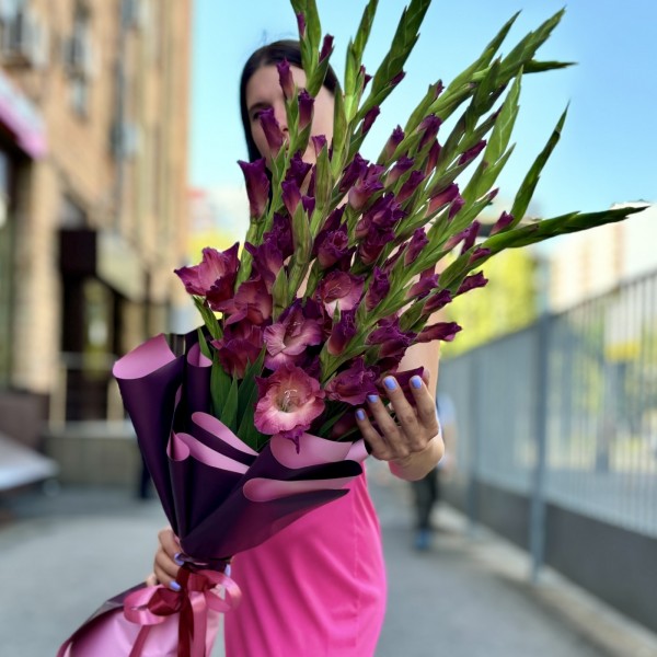 9 розово-фиолетовых гладиолусов в упаковке