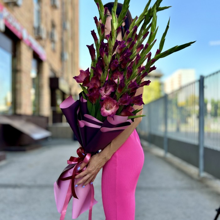 9 розово-фиолетовых гладиолусов в упаковке