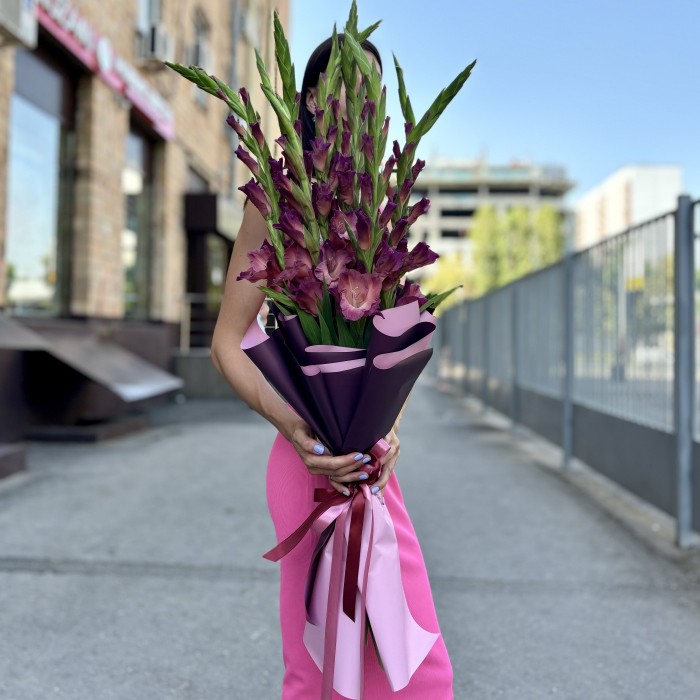 9 розово-фиолетовых гладиолусов в упаковке