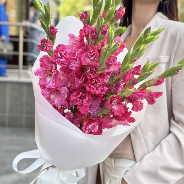 9 розово-малиновых гладиолусов