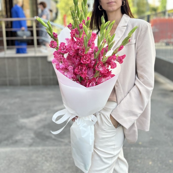 9 розово-малиновых гладиолусов