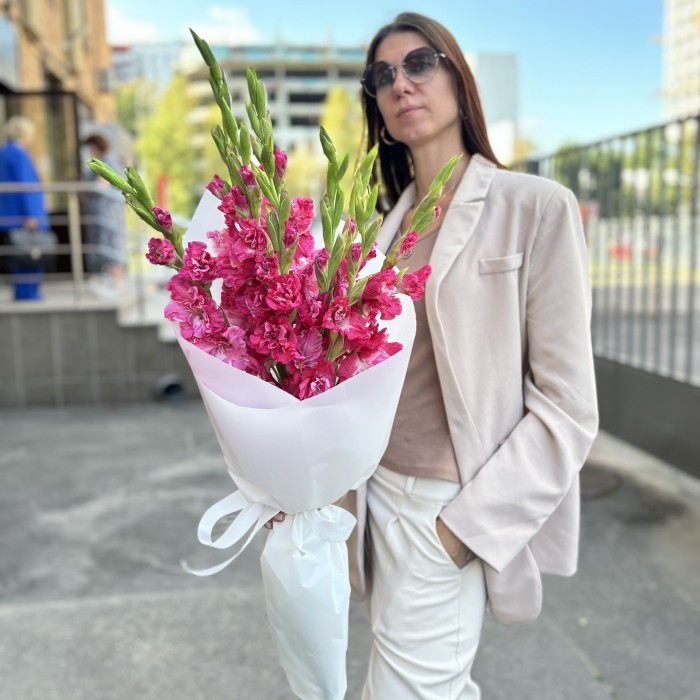 9 розово-малиновых гладиолусов