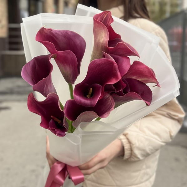 9 розовых калл