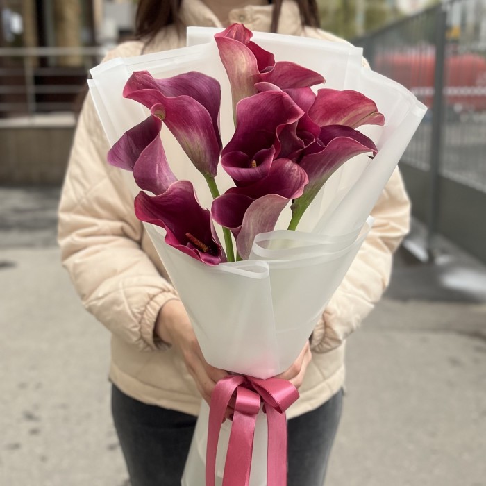 9 розовых калл