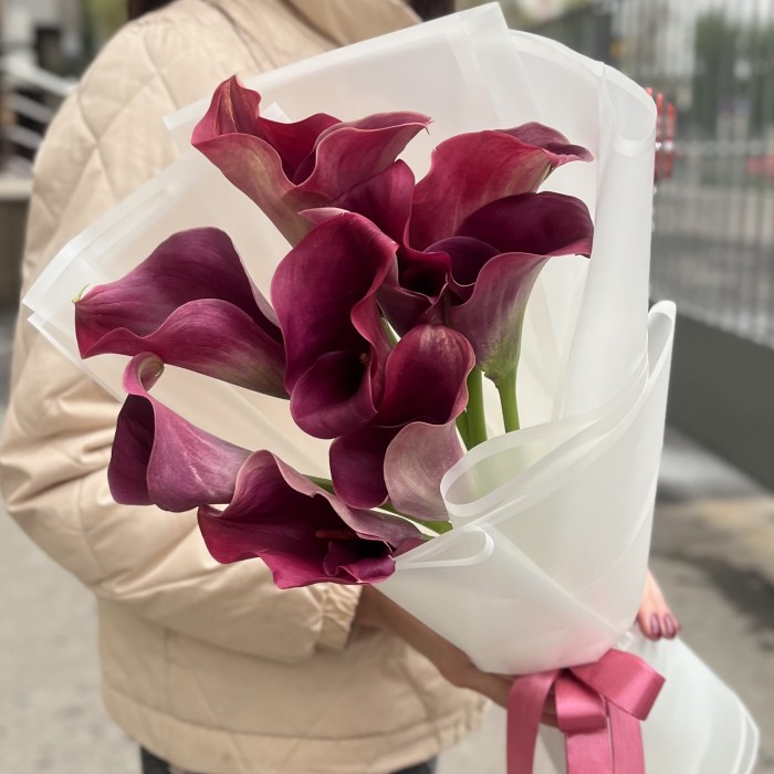 9 розовых калл