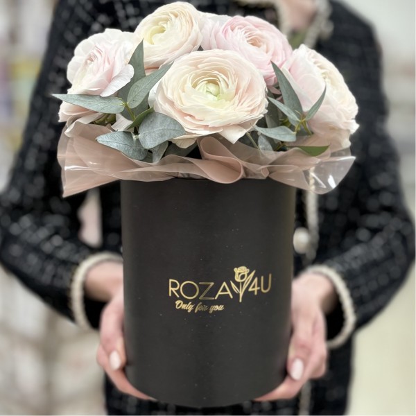 9 розовых ранункулюсов в коробке