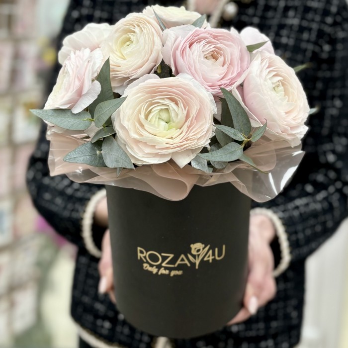 9 розовых ранункулюсов в коробке