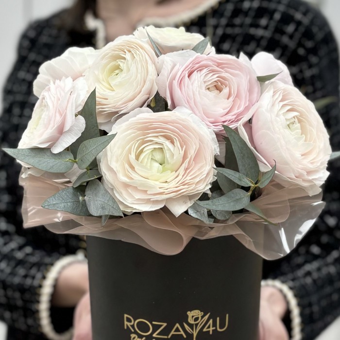 9 розовых ранункулюсов в коробке