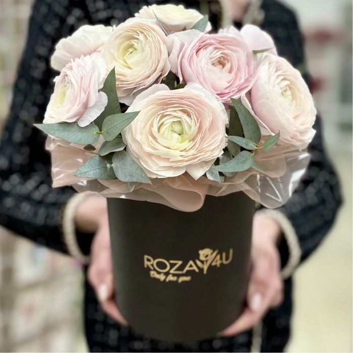 9 розовых ранункулюсов в коробке