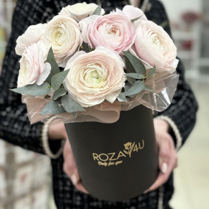 9 розовых ранункулюсов в коробке