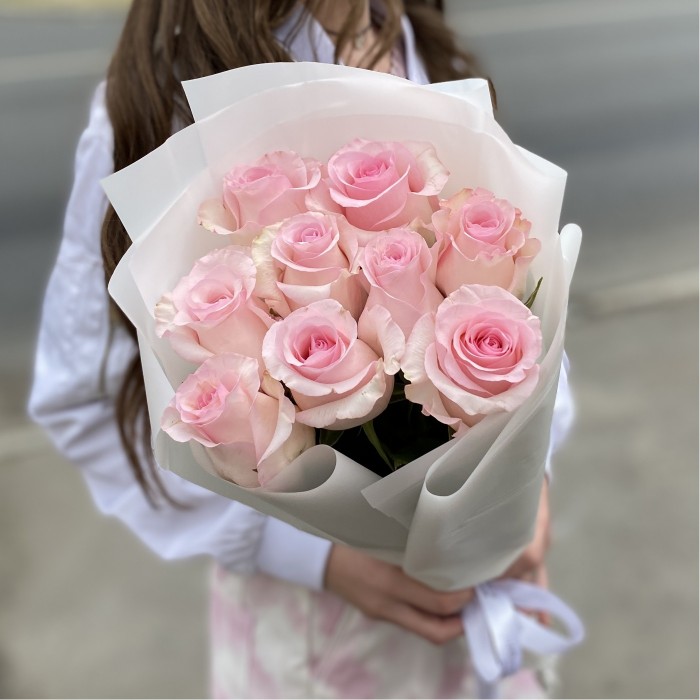 9 розовых роз Новия