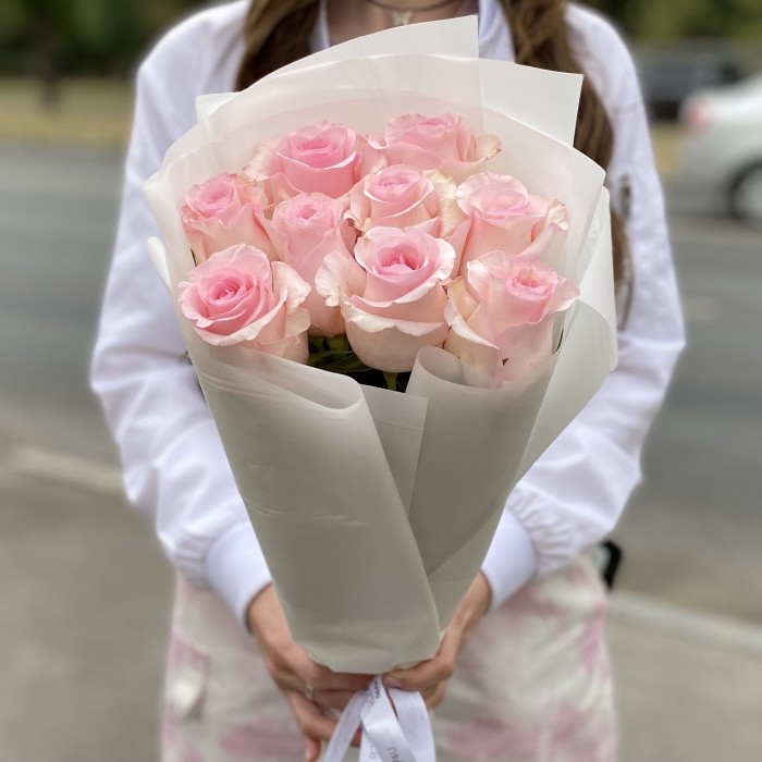 9 розовых роз Новия