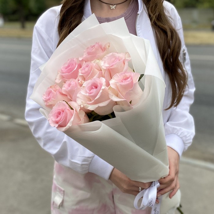 9 розовых роз Новия