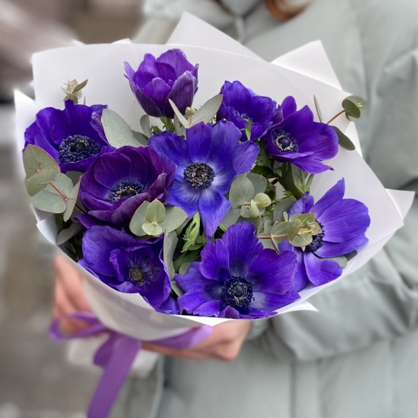 9 синих анемонов с эвкалиптом