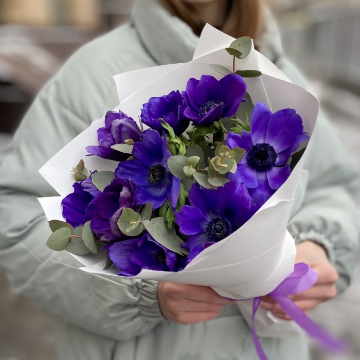 9 синих анемонов с эвкалиптом