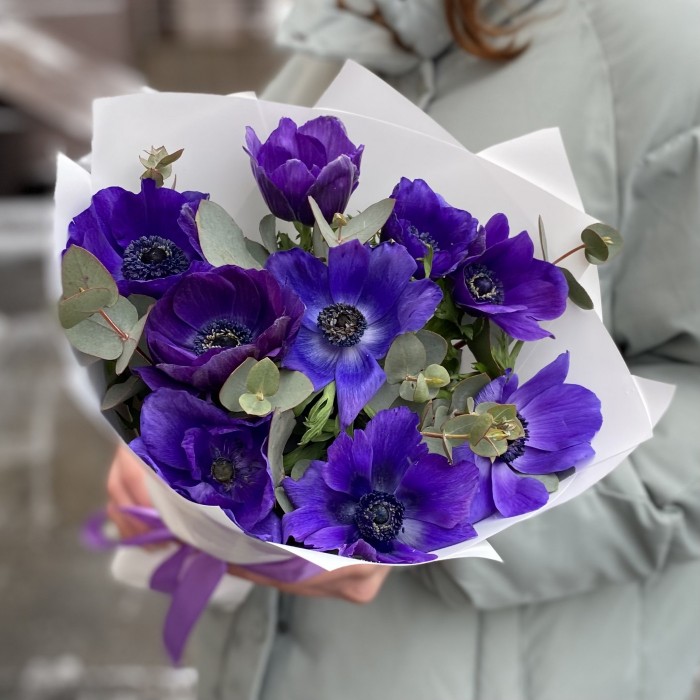 9 синих анемонов с эвкалиптом