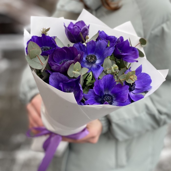 9 синих анемонов с эвкалиптом