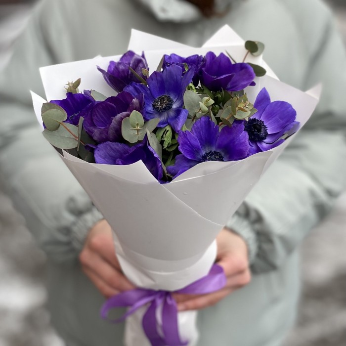 9 синих анемонов с эвкалиптом