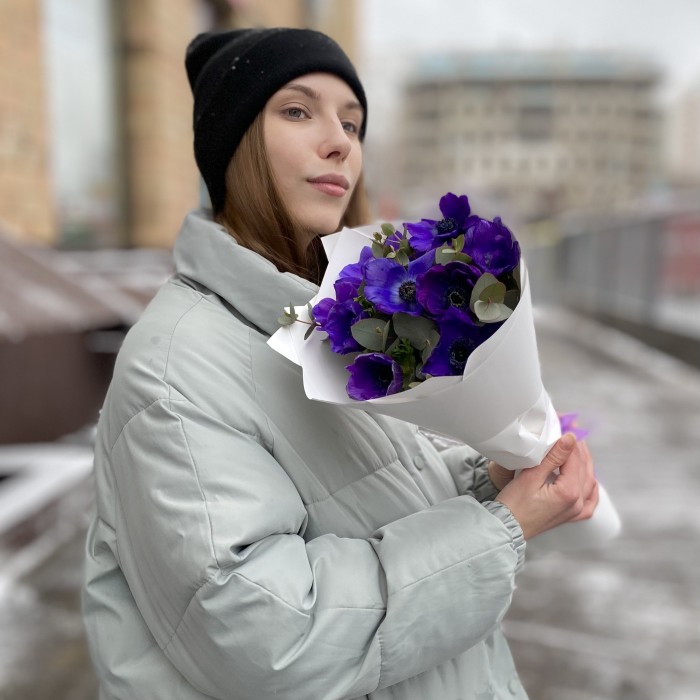 9 синих анемонов с эвкалиптом