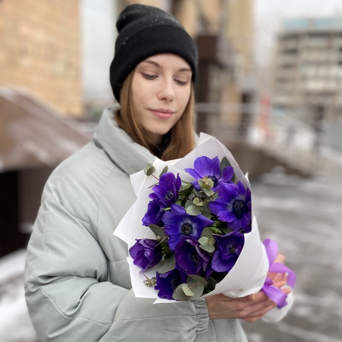 9 синих анемонов с эвкалиптом